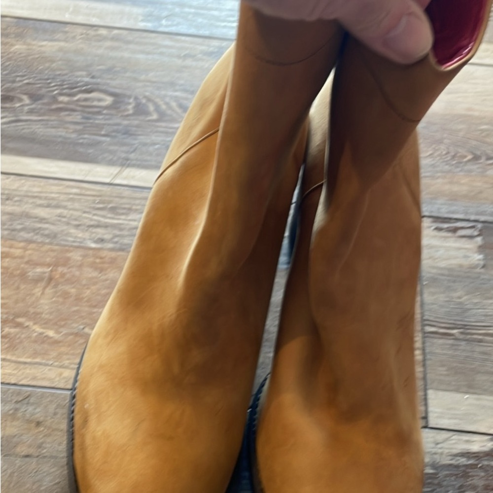 Elegant Tan Heeled Boots - Picture 2 of 4